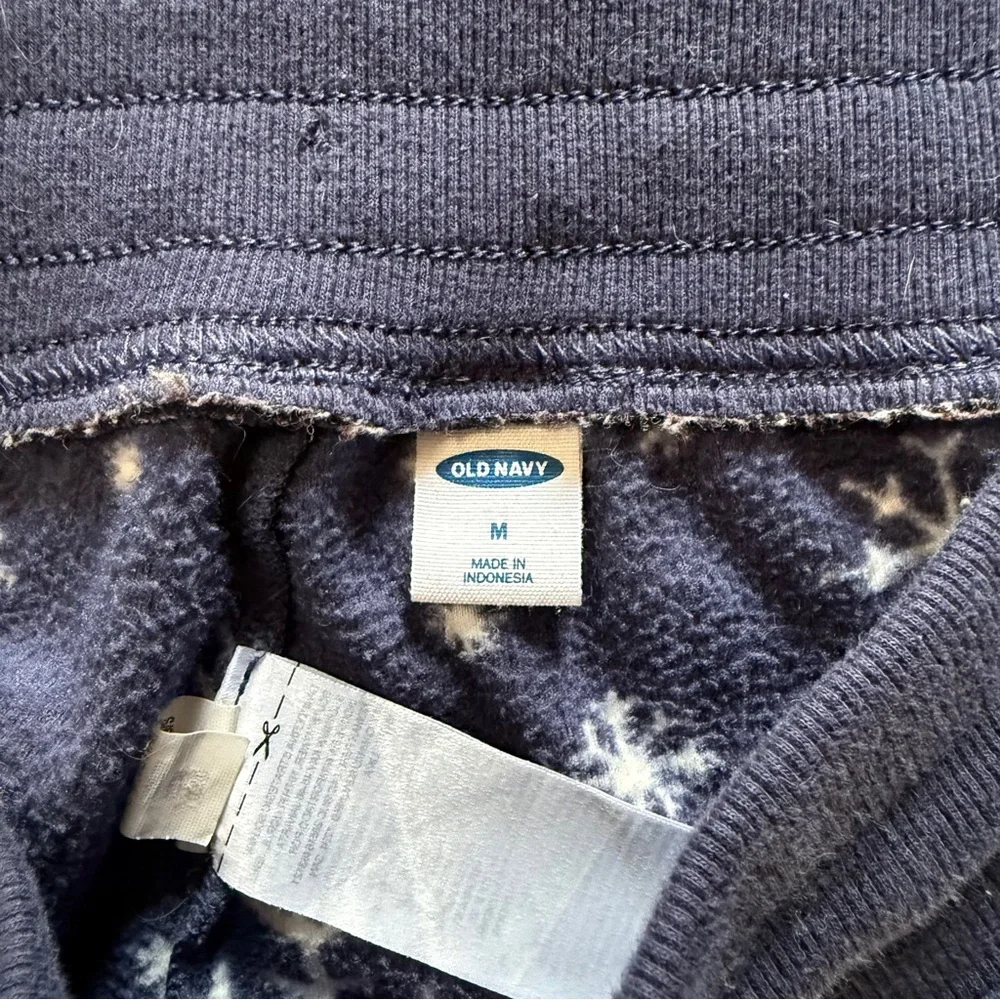 Old Navy Pajama Set in Navy with Snowflakes Size Medium - Picture 9 of 11
